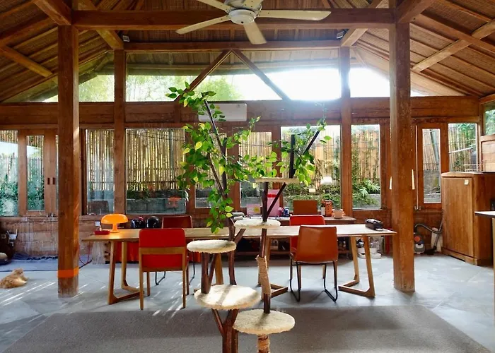 Ferienhaus Spacious Family & Office Canggu, With Cats